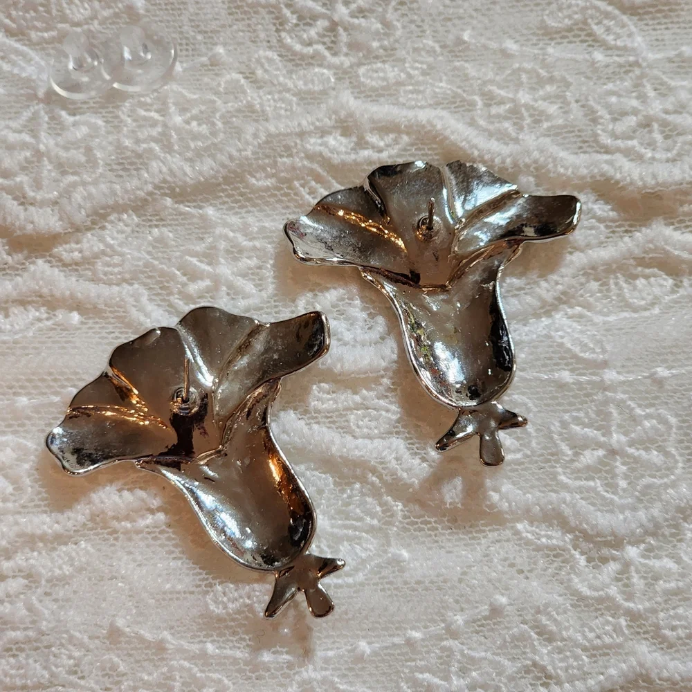 Vintage Silver Toned Metal Lilly Shaped Flower Textured Pierced Earrings
